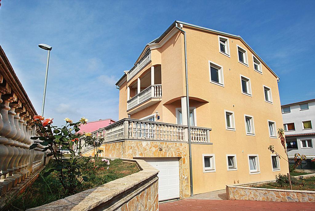 Apartment Vukadin Pula Exterior photo